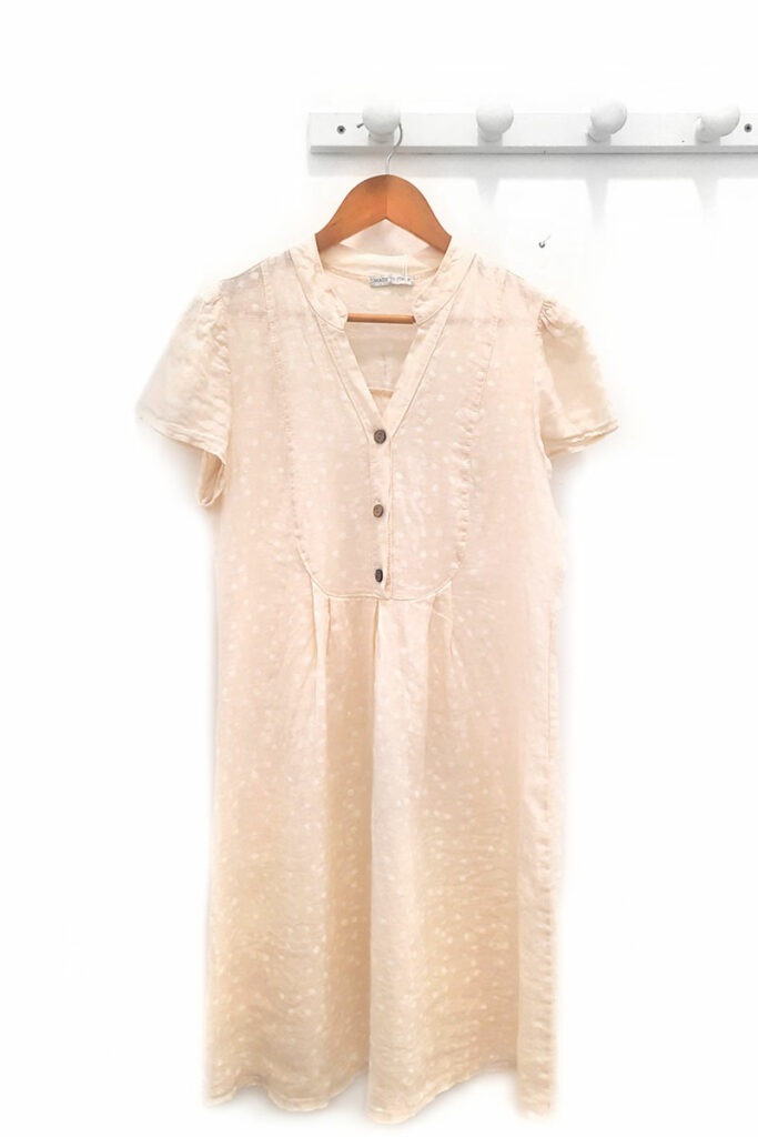Vestido-de-lino-beige-Lunares
