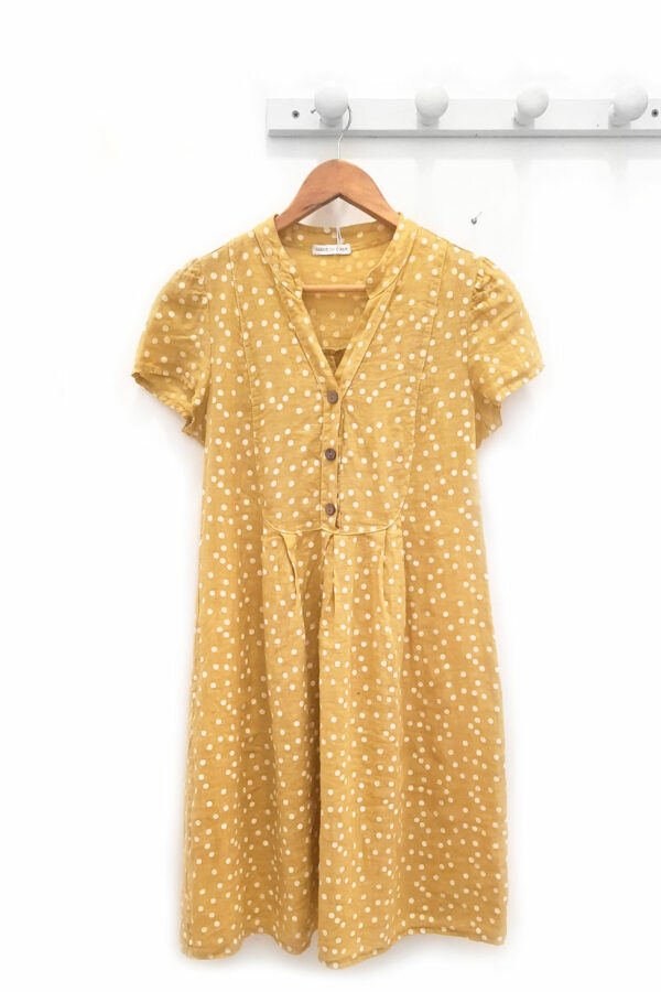 Vestido-de-lino-ocre-Lunares