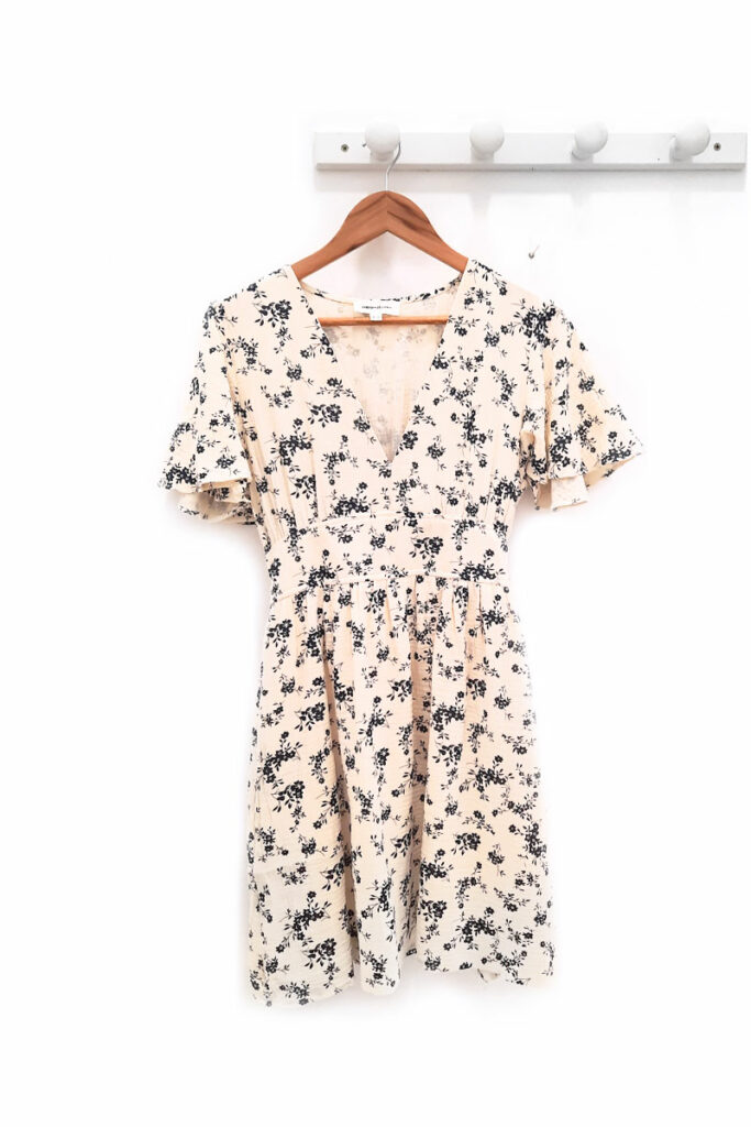 Vestido-corto-de-flores-azul-marino-Otto