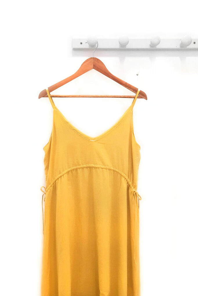 Vestido-largo-mostaza-Aimar
