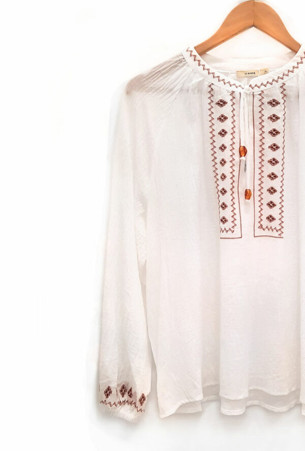 Blusa-de-manga-larga-blanca-Aia-mao