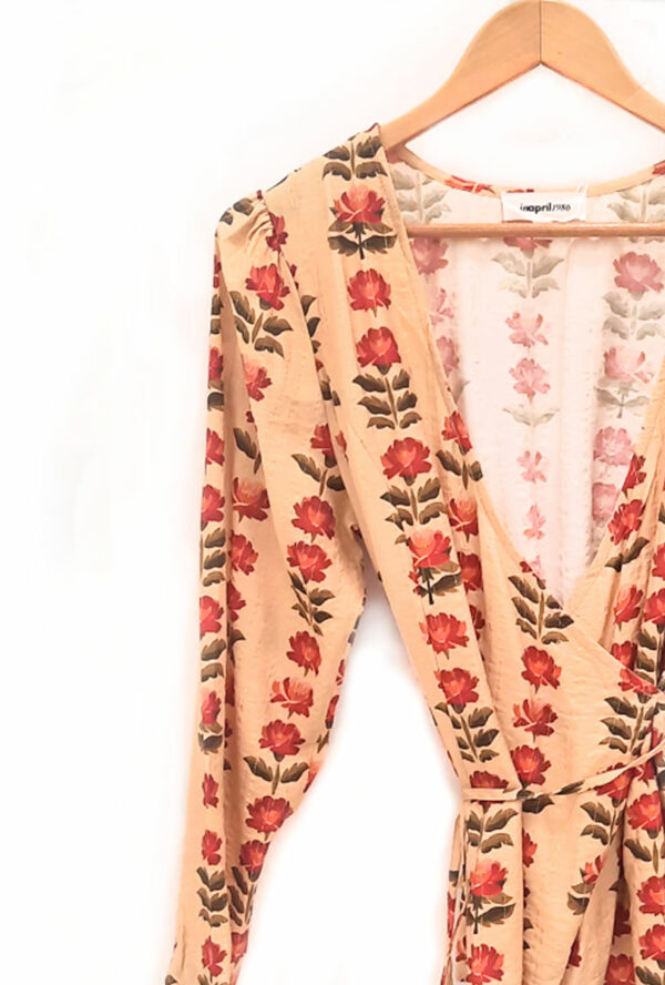 Blusa-de-manga-larga-estampada-beige-Paloma-escote-pico
