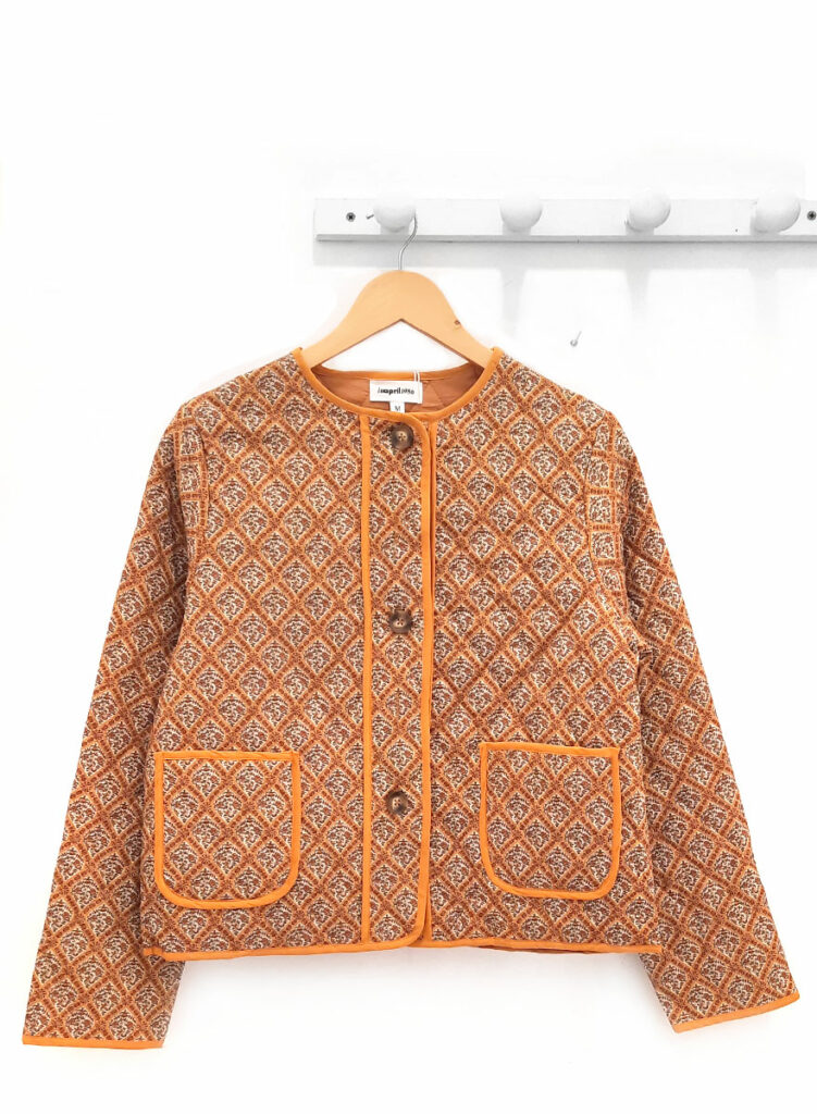 Cazadora-estampada-mostaza-Satya