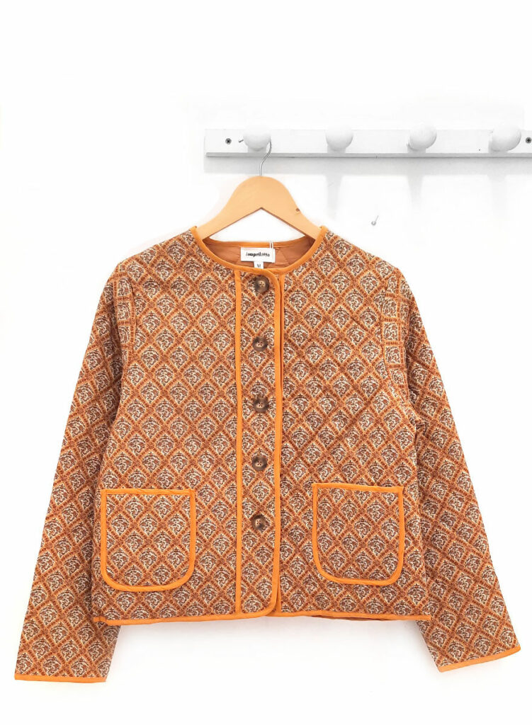 Cazadora-estampada-naranja-Satya-florecillas