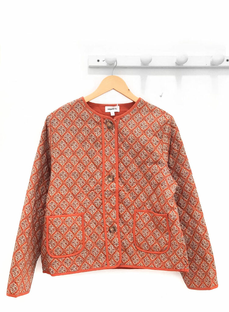 Cazadora-estampada-naranja-Satya