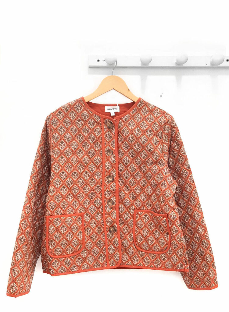 Cazadora-estampada-naranja-Satya-florecillas