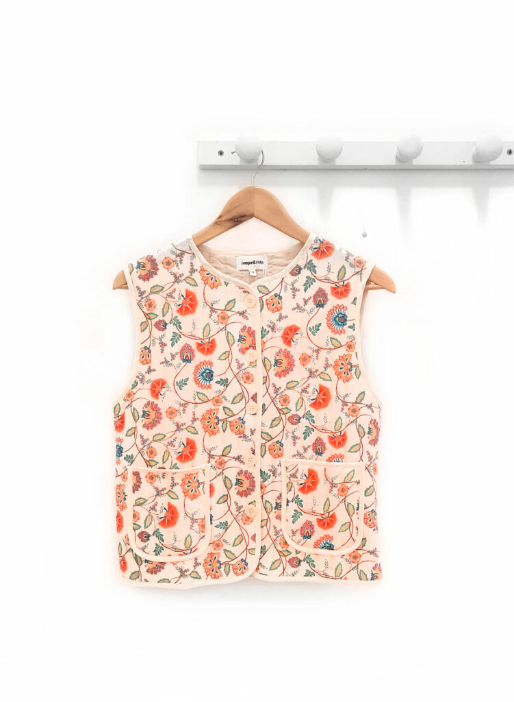 Chaleco-estampado-de-flores-beige-Karl