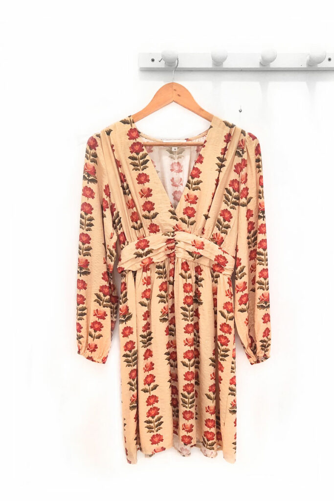 Vestido-de-manga-larga-estampado-beige Umberto