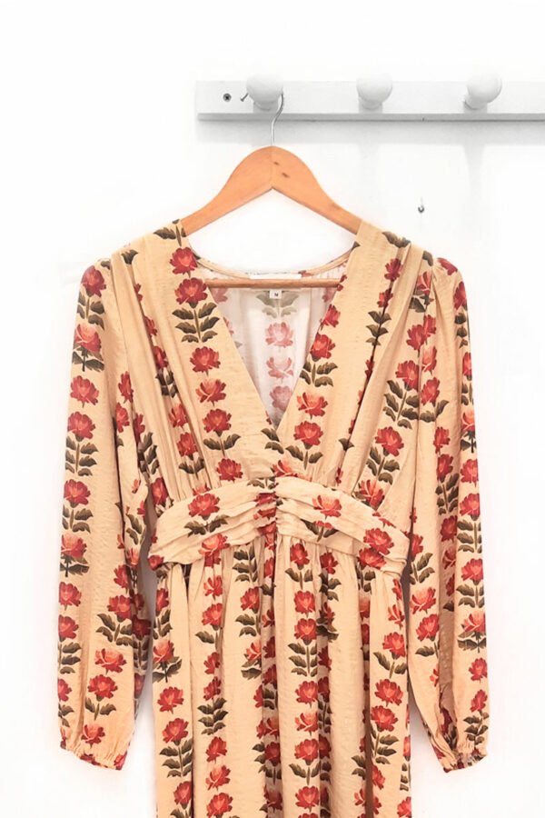 Vestido-de-manga-larga-estampado-beige Umberto escote pico