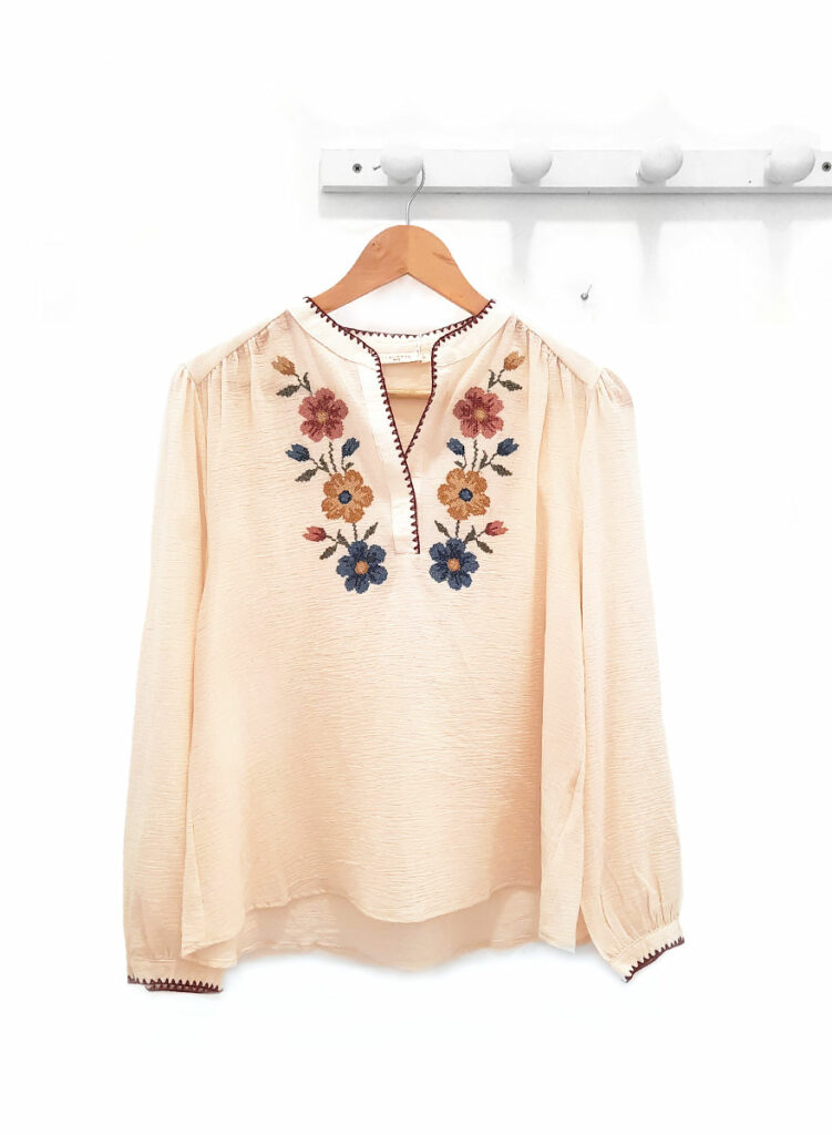 Blusa-de-manga-larga-beige-Alba