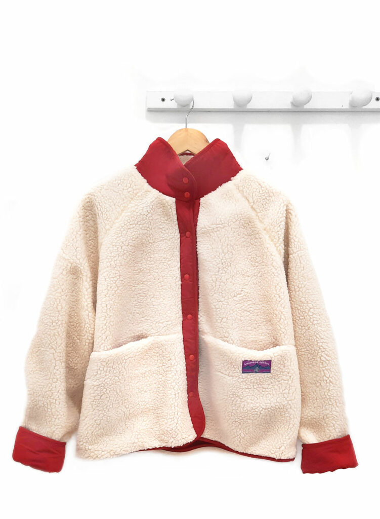 Cazadora-reversible-borreguillo-en-crudo-y-rojo-Beca