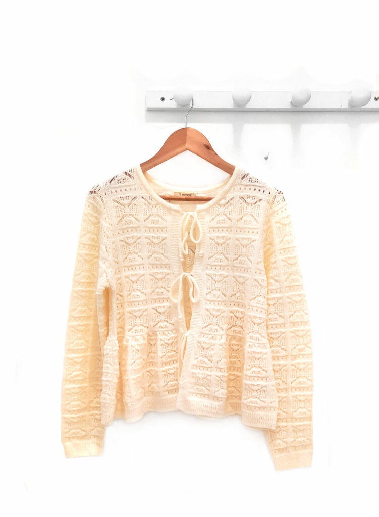 Chaqueta-de-manga-larga-calada-en-crudo-Lucia