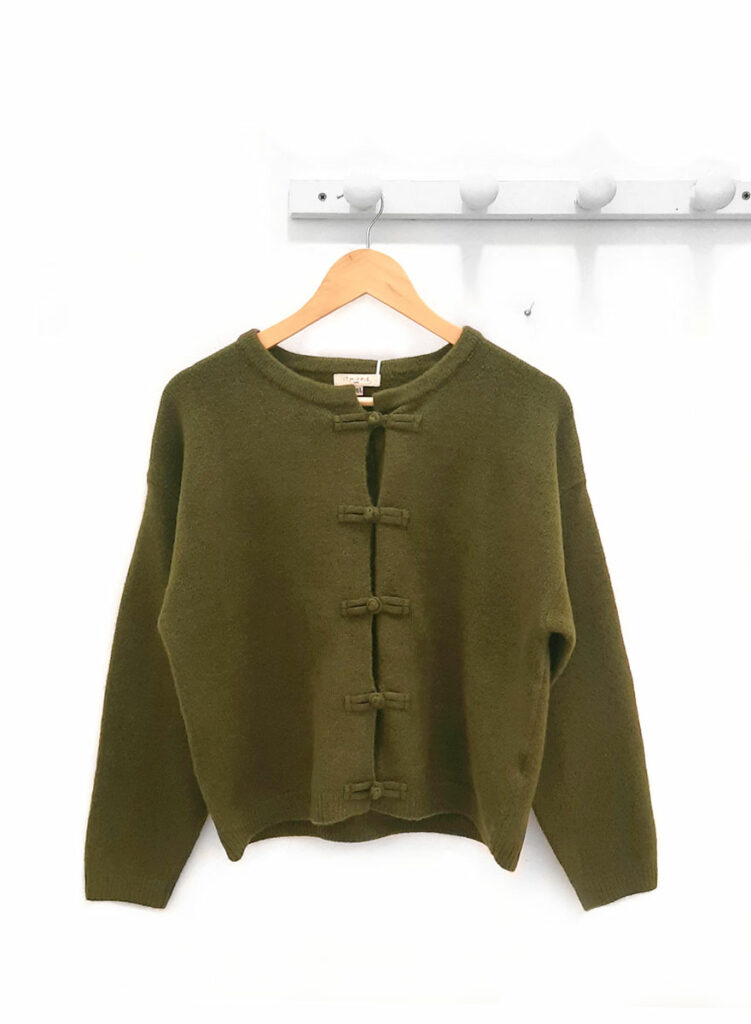 Chaqueta-de-punto-verde-musgo-Emilia