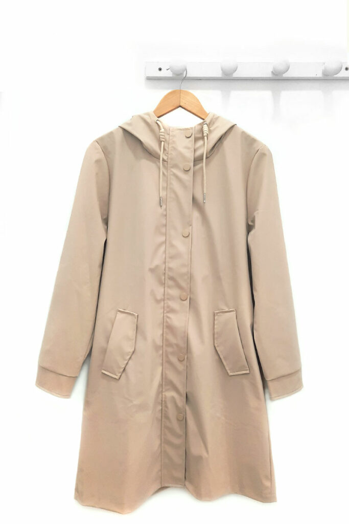 Chubasquero-cortavientos-beige-Zaparrada
