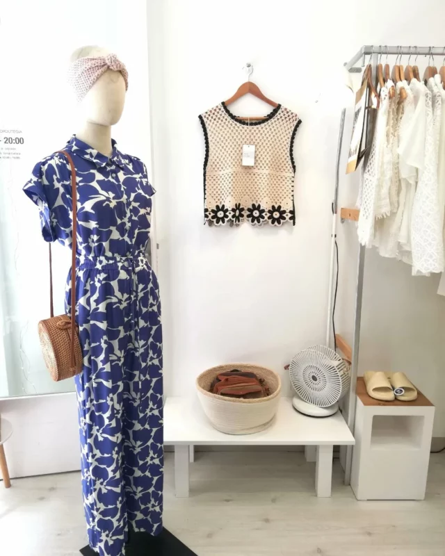 BERRIA/NEW Camisa Rosi+ pantalón a conjunto.🖤🌼👌

Camisa abotonada con estampado floral blanca y azul marino, manga corta japonesa y pliegues en la espalda para dar más amplitud.

BERRIA/NEW Chubasquero Hodei

Chubasquero de largura media en color blanco y color mostaza con capucha ajustable, cremallera negra y forro interior del mismo tono. Tejido waterproof y cortavientos