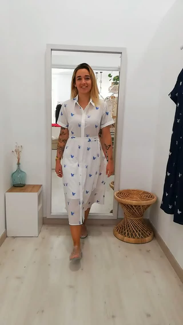 Kaixo!☀️💦 Hoy os enseñamos un vestido camisero muy chulo para el verano! Lo tenemos en tres tallas, egun ona pasa!

Vestido con cuello de manga corta en color azul marino con mariposas blancas bordadas, botonadura hasta abajo, goma en la cintura en la parte trasera y cinturón del mismo tejido que el vestido. Con forro interior de cintura para abajo.

Composición exterior: 100% algodón. interior: 100%

#dendatxikiakbizirik #pequeñocomercio #webguneberria #gauzatxopolitak #outfitoftheday #springsummer2025