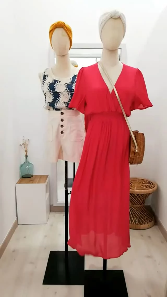 BERRIA/NEW Vestido Adrian☀️🦋

Vestido vaporoso rosa fucsia con escote cruzado, cintura elástica y forro en busto y corto en la falda.

BERRIA/NEW Top Pascal

Top sin mangas de croché en tono azul vaquero y crudo. Se ve parcialmente el interior.

#dendatxikiakbizirik #gauzatxopolitak #pequeñocomercio #SpringSummer2025 #outfitoftheday #outfitinspiration #webguneberria #casualchic